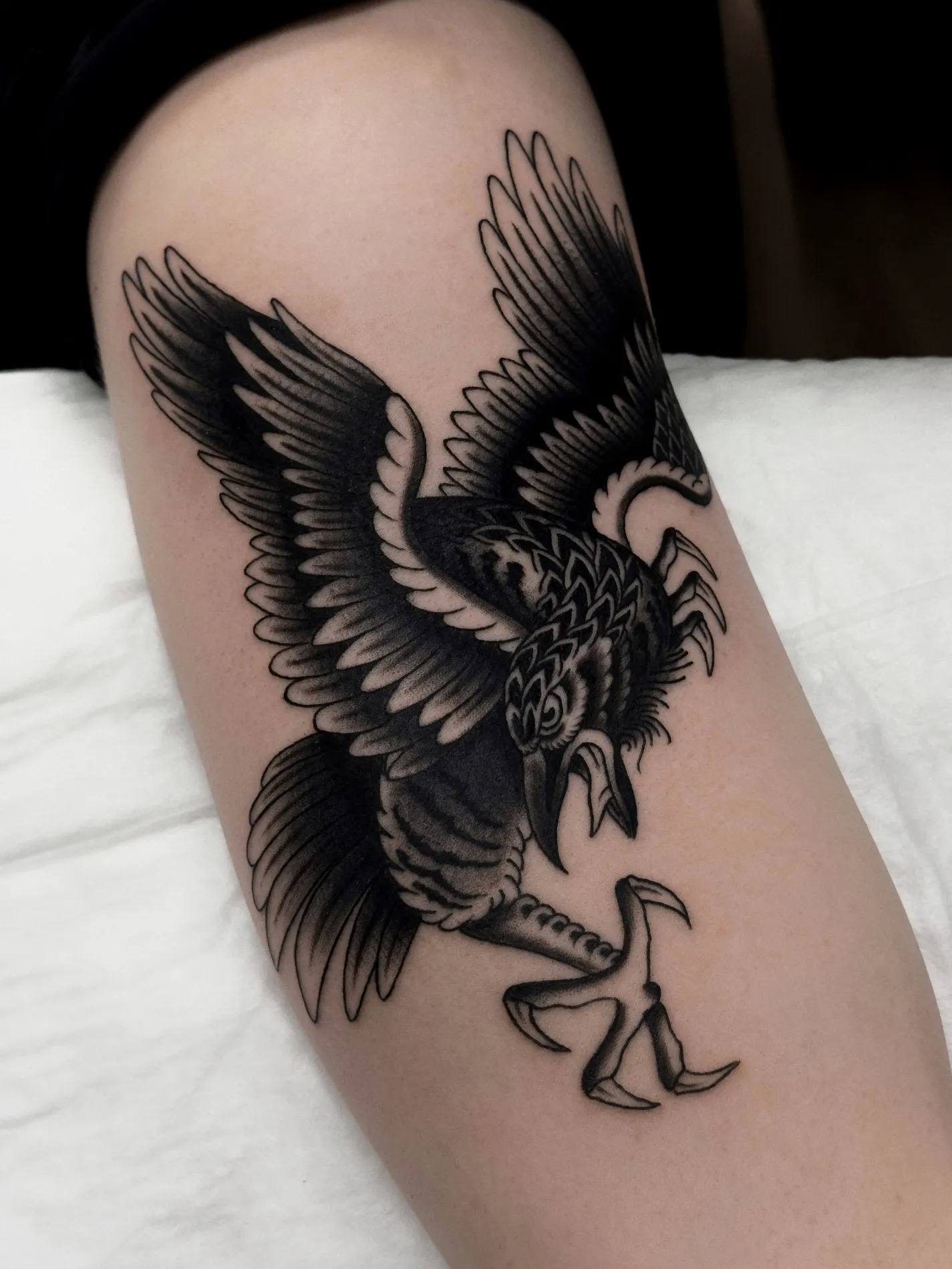 Традиционная татуировка ворон на руке — тату Дмитров, студия Nichrome Tattoo