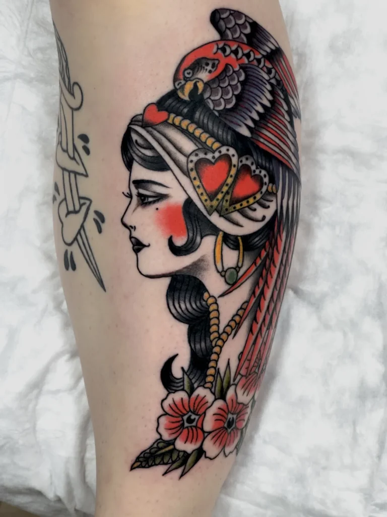 Традиционная татуировка красивая женщина на ноге — тату Дмитров, студия Nichrome Tattoo