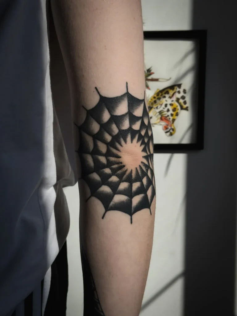 Традиционная татуировка паутина — тату Дмитров, студия Nichrome Tattoo