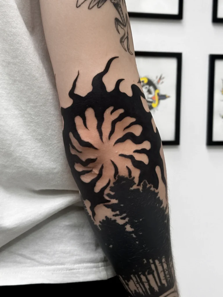 Традиционная татуировка огонь на локте — тату Дмитров, студия Nichrome Tattoo