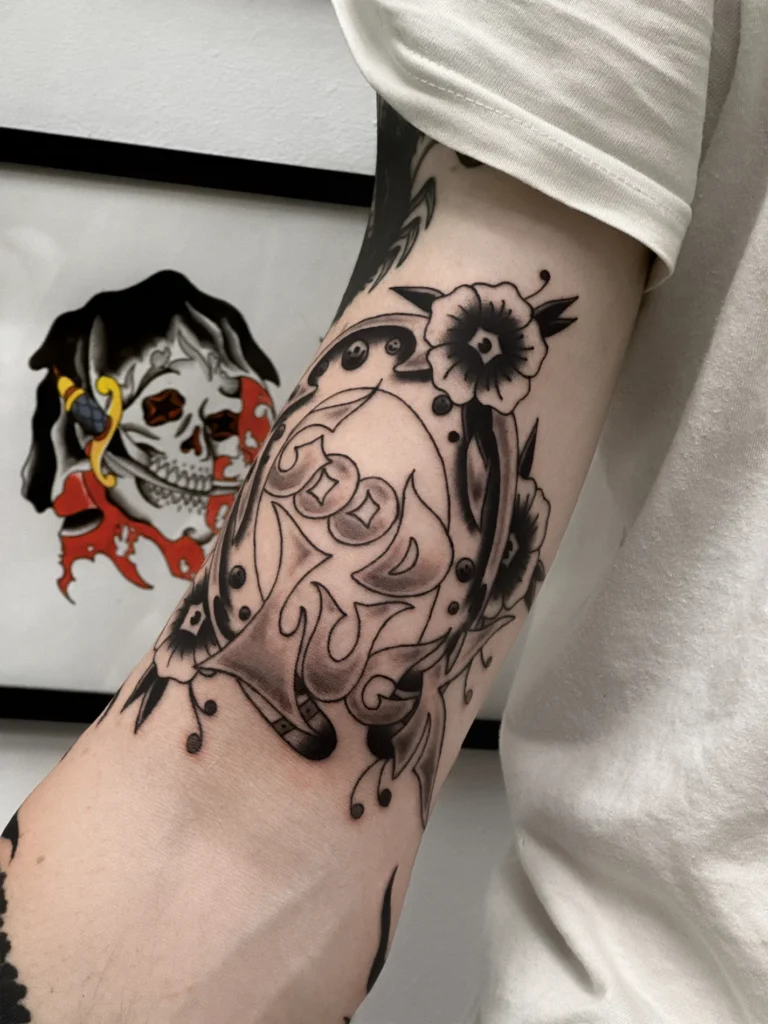 Традиционная татуировка на удачу good luck на руке— тату Дмитров, студия Nichrome Tattoo