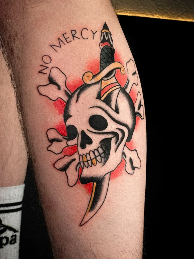 Традиционная татуировка череп на ноге — тату Дмитров, студия Nichrome Tattoo