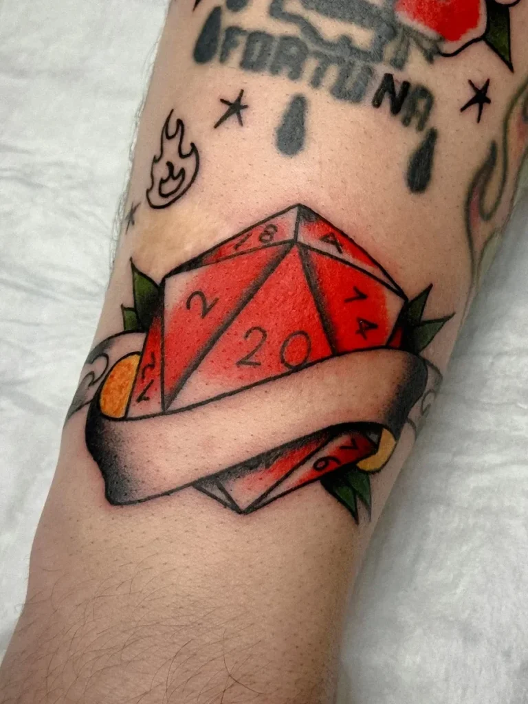 Традиционная татуировка Дайсы на руке — тату Дмитров, студия Nichrome Tattoo