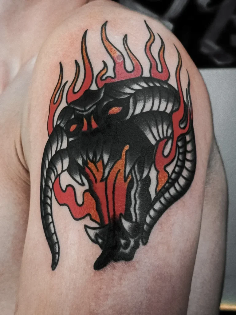 Традиционная татуировка властелин колец на руке— тату Дмитров, студия Nichrome Tattoo